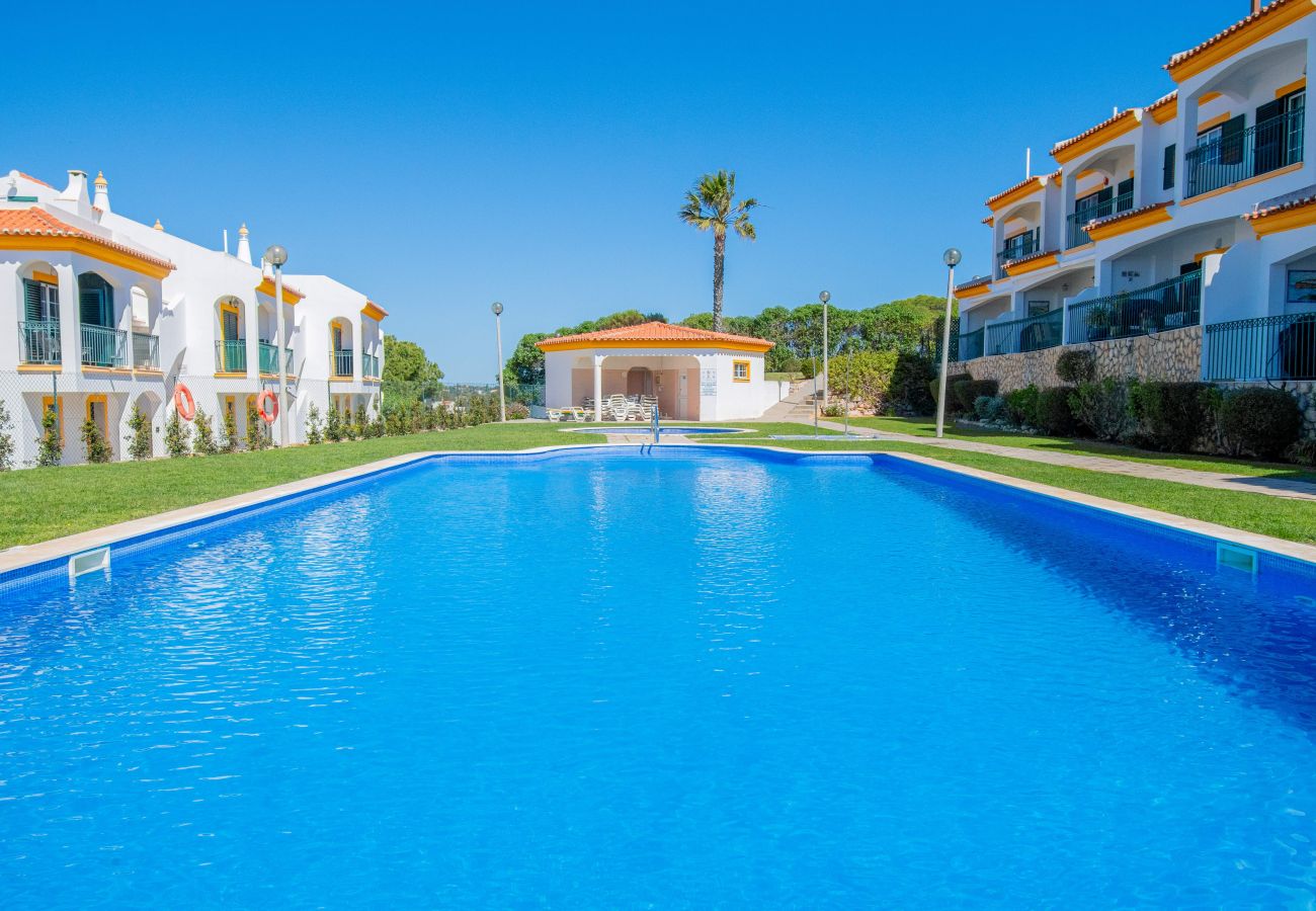 Apartamento em Carvoeiro -  Lily Fabulous 1 Bed Apt with Roof Terrace & Pool  