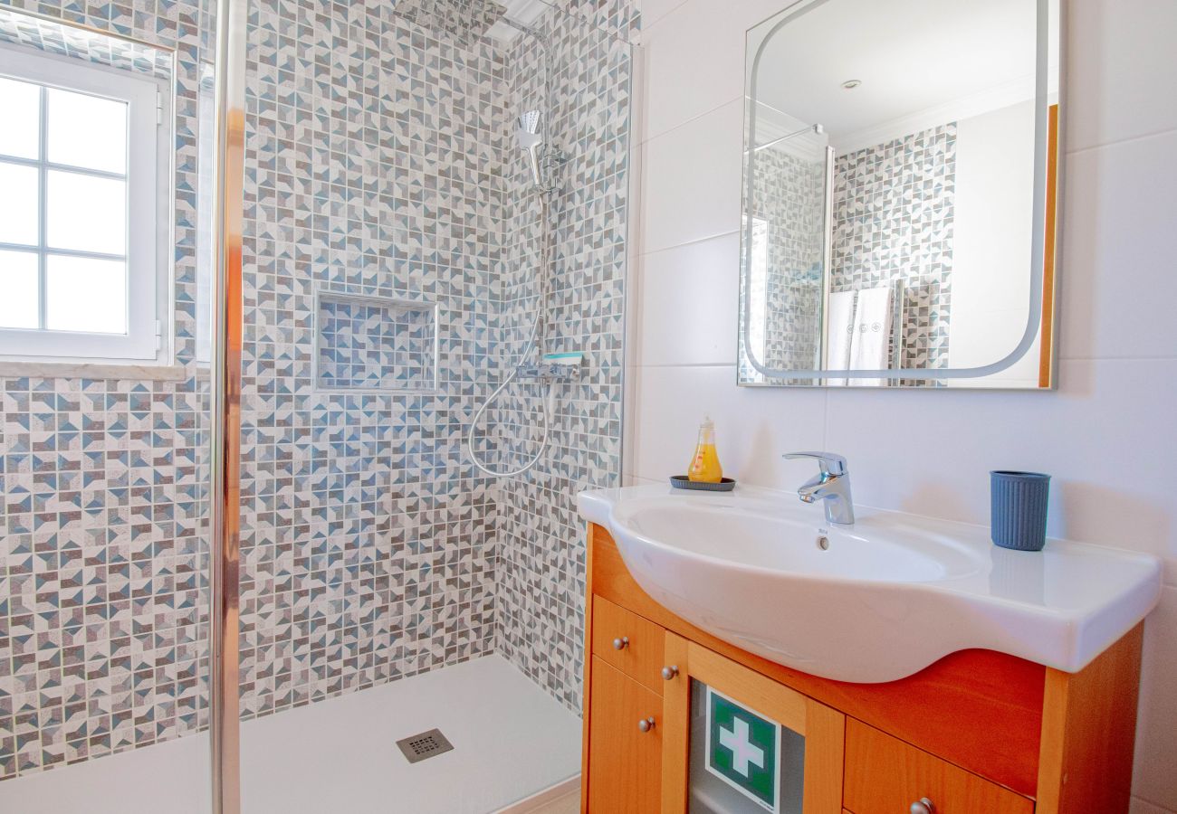 Apartamento em Carvoeiro -  Lily Fabulous 1 Bed Apt with Roof Terrace & Pool  