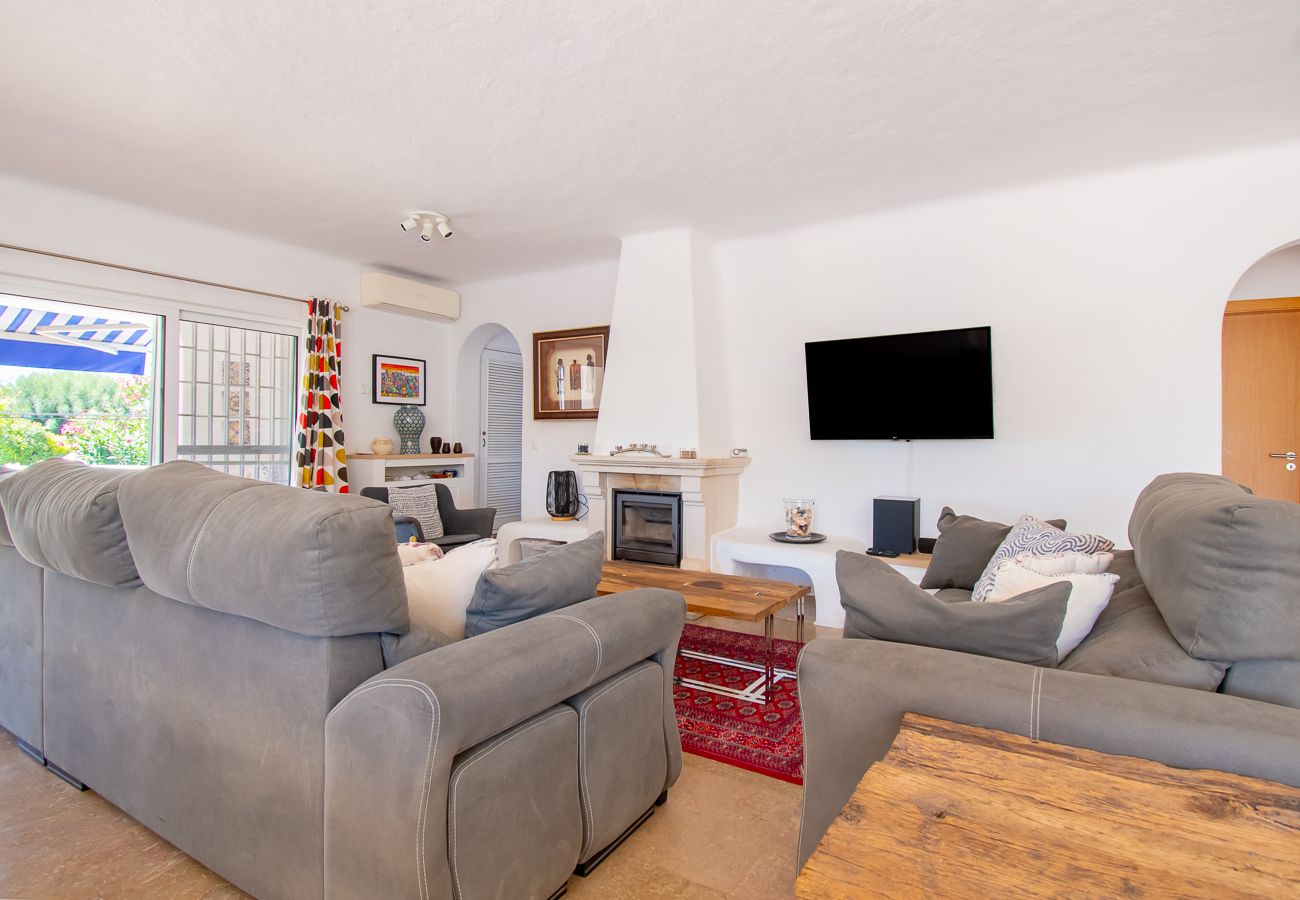Villa em Carvoeiro - Casa Irena Spacious villa easy walk to Carvoeiro with heated pool