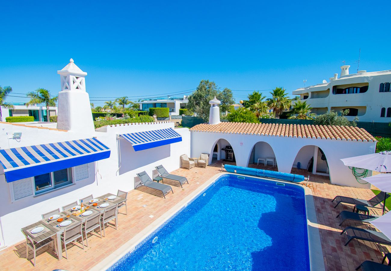 Villa em Carvoeiro - Casa Irena Spacious villa easy walk to Carvoeiro with heated pool