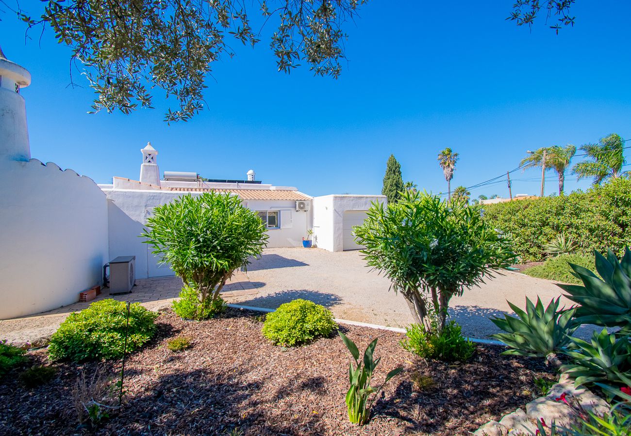 Villa em Carvoeiro - Casa Irena Spacious villa easy walk to Carvoeiro with heated pool