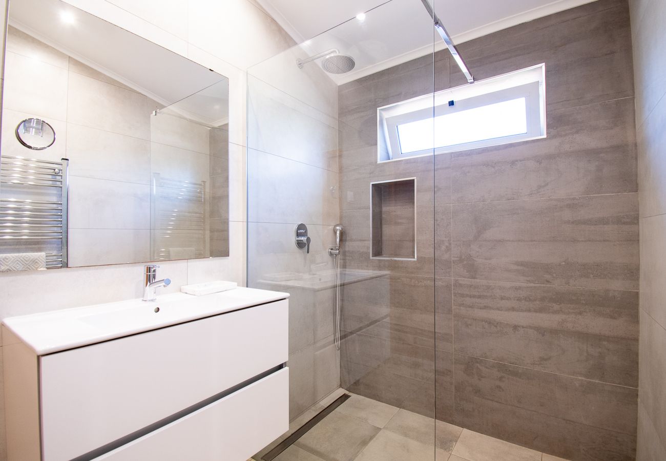 Villa em Carvoeiro - Casa Irena Spacious villa easy walk to Carvoeiro with heated pool