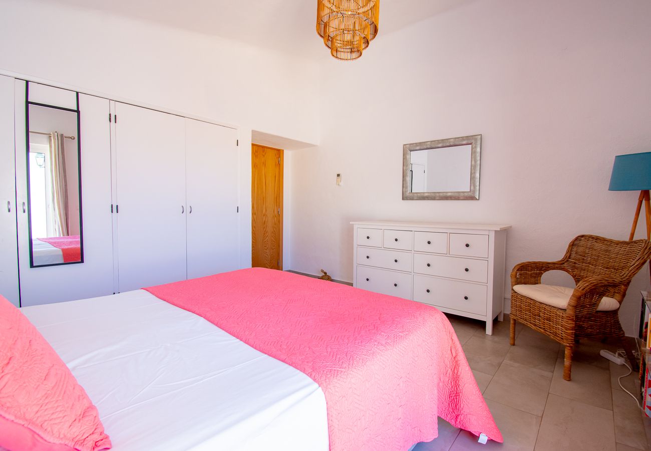 Villa em Carvoeiro - Casa Irena Spacious villa easy walk to Carvoeiro with heated pool