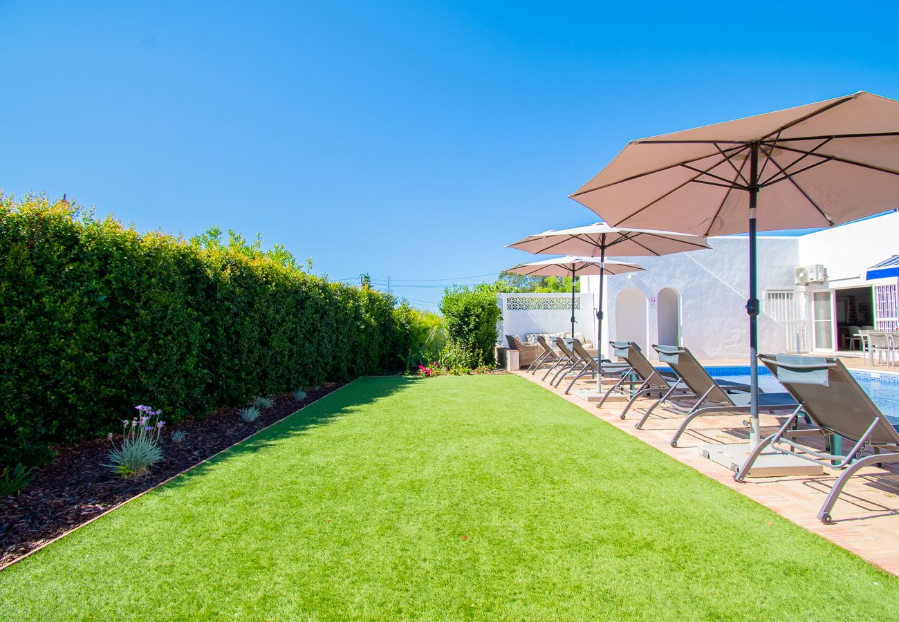 Villa em Carvoeiro - Casa Irena Spacious villa easy walk to Carvoeiro with heated pool