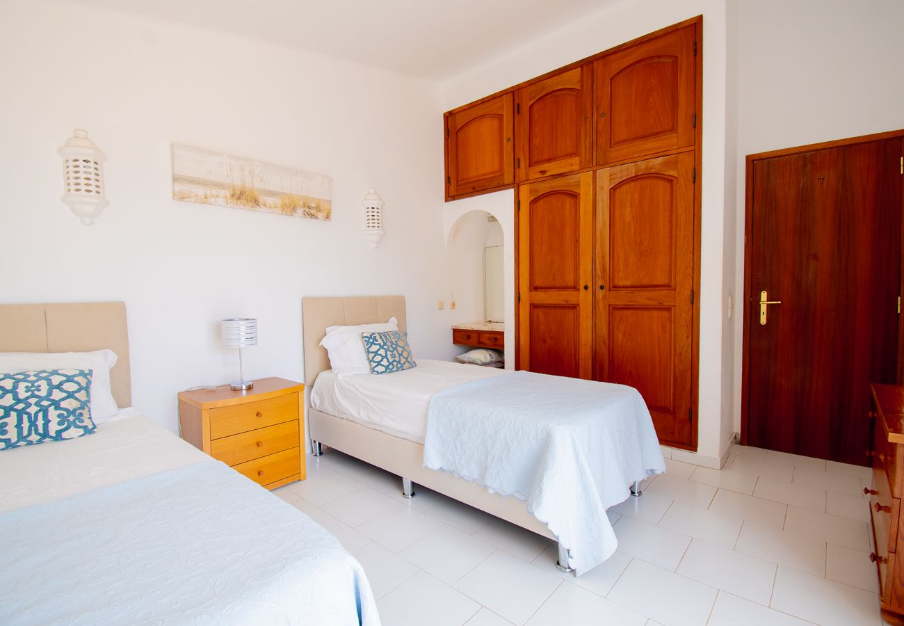 Villa em Carvoeiro - Spacius Family Villa With Private Pool! 