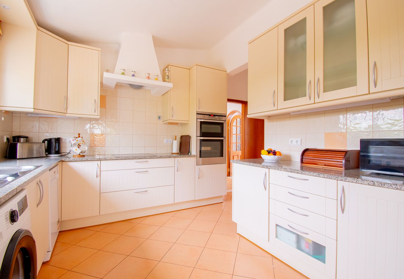 Villa em Carvoeiro - Spacius Family Villa With Private Pool! 