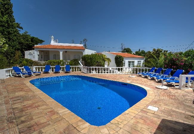 Villa em Carvoeiro -  Montenegro Superbly Located Family Vila With Game Room & Pool 