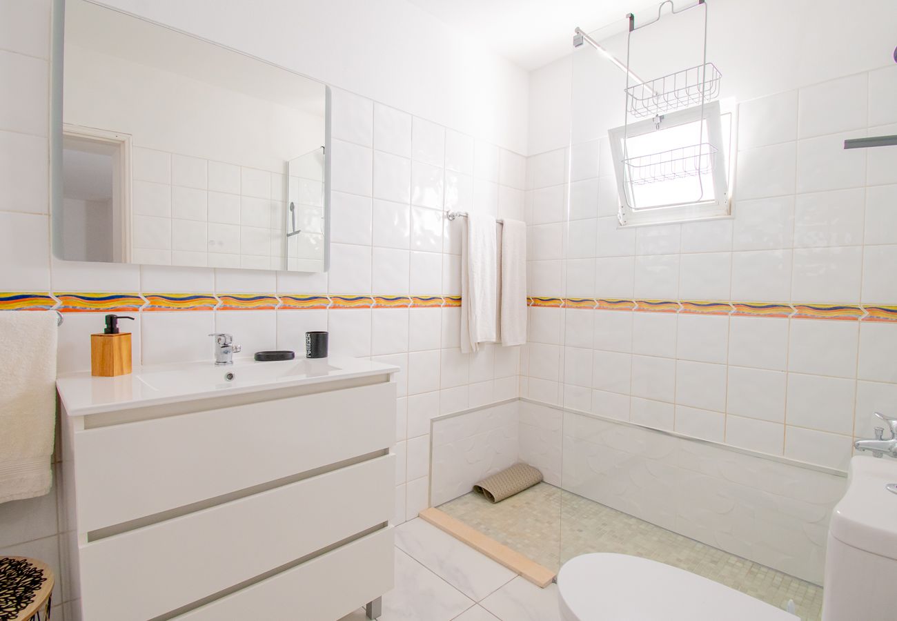 Villa em Carvoeiro -  Montenegro Superbly Located Family Vila With Game Room & Pool 