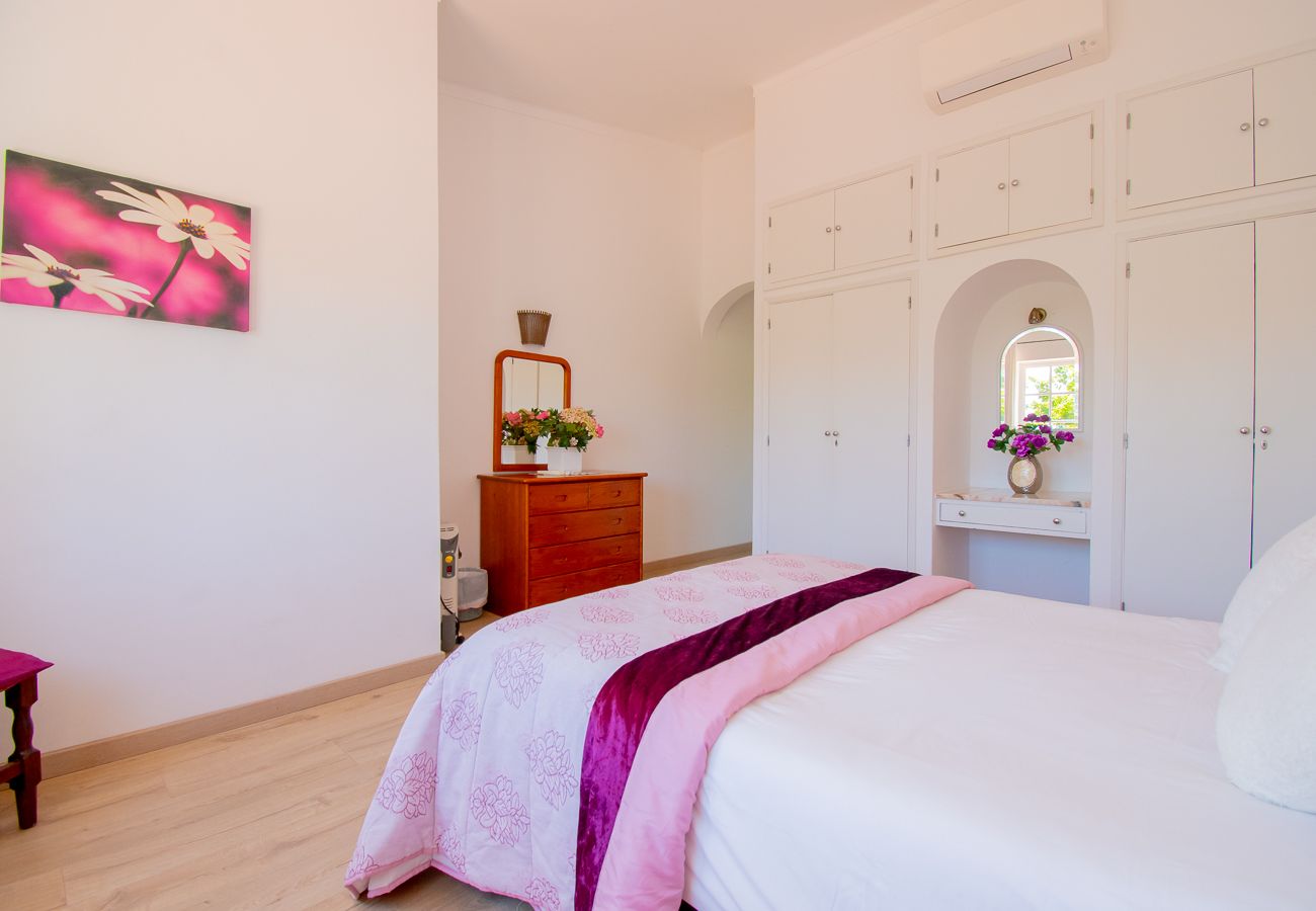Villa em Carvoeiro -  Montenegro Superbly Located Family Vila With Game Room & Pool 
