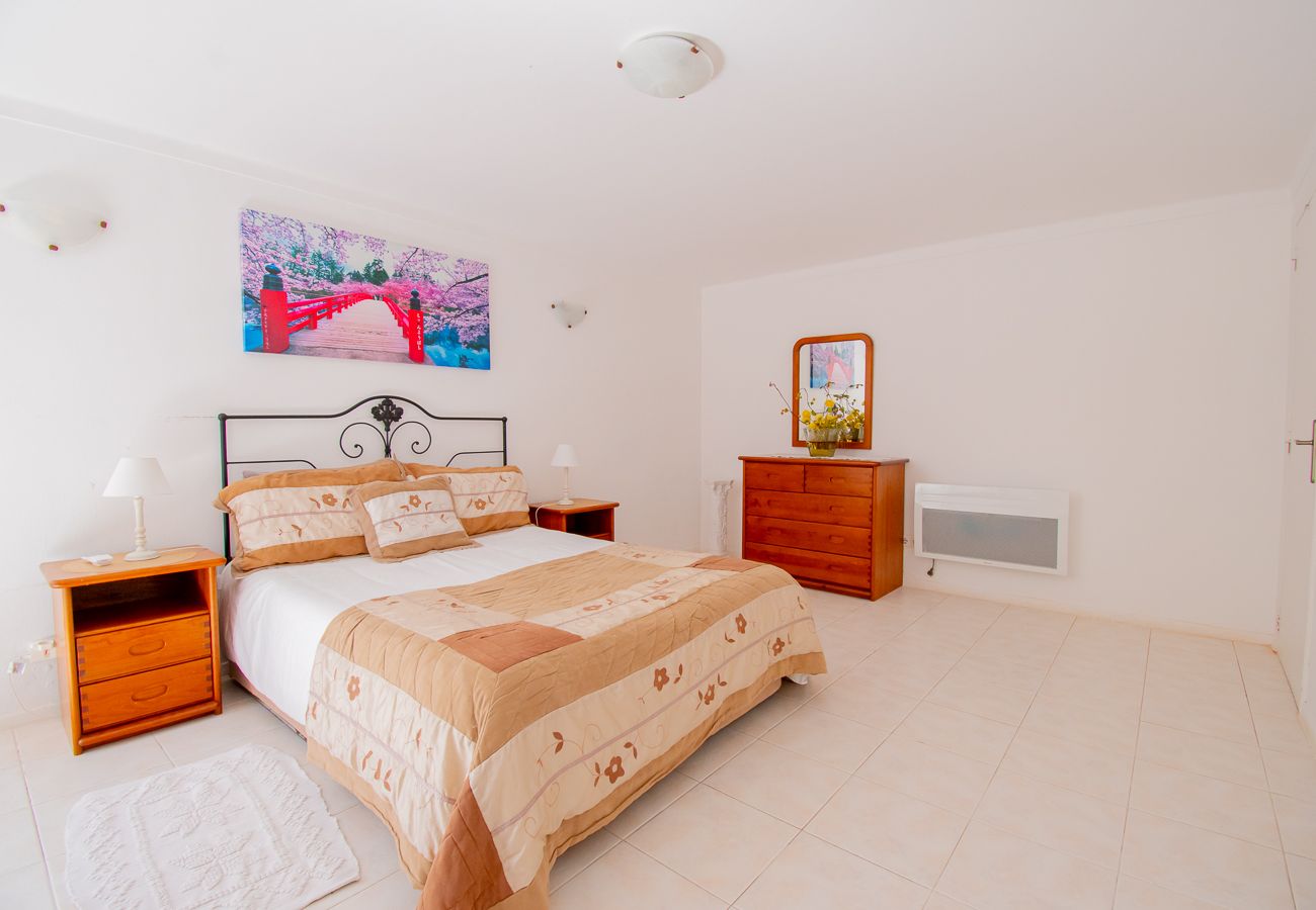 Villa em Carvoeiro -  Montenegro Superbly Located Family Vila With Game Room & Pool 