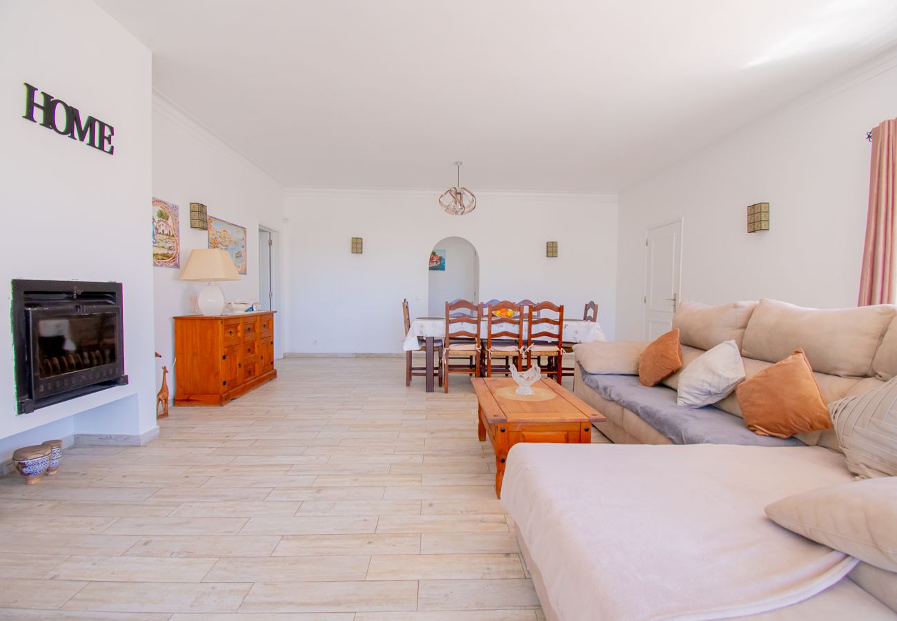 Villa em Carvoeiro -  Montenegro Superbly Located Family Vila With Game Room & Pool 