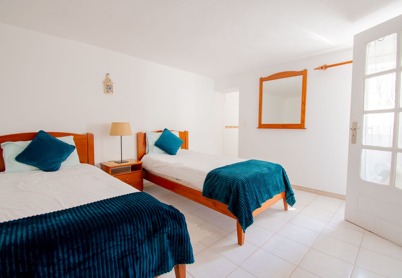 Villa em Carvoeiro -  Montenegro Superbly Located Family Vila With Game Room & Pool 