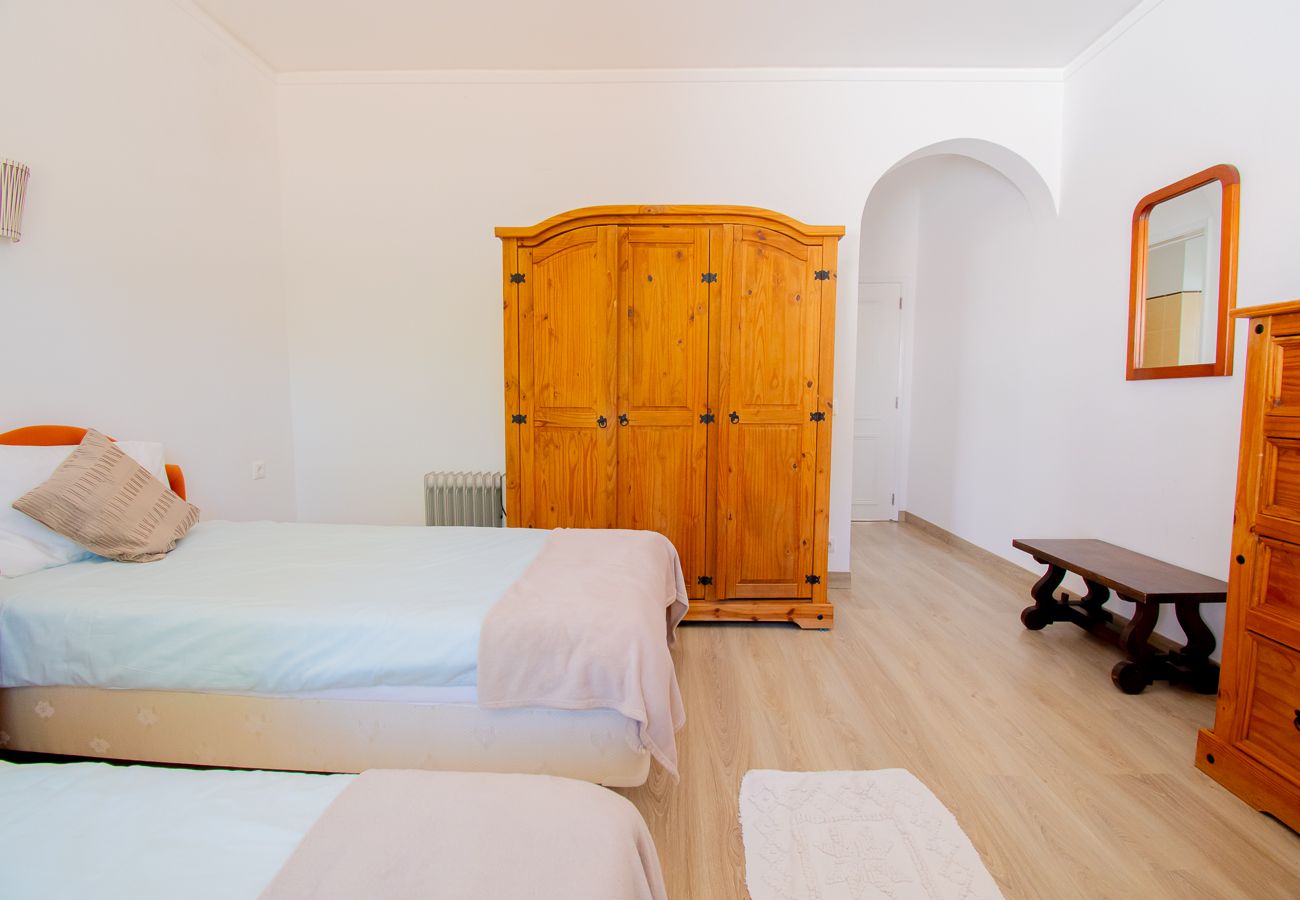 Villa em Carvoeiro -  Montenegro Superbly Located Family Vila With Game Room & Pool 