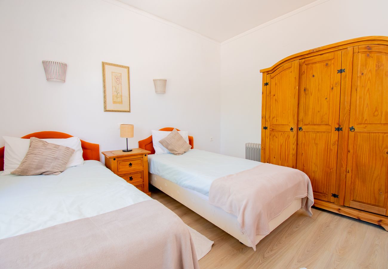 Villa em Carvoeiro -  Montenegro Superbly Located Family Vila With Game Room & Pool 