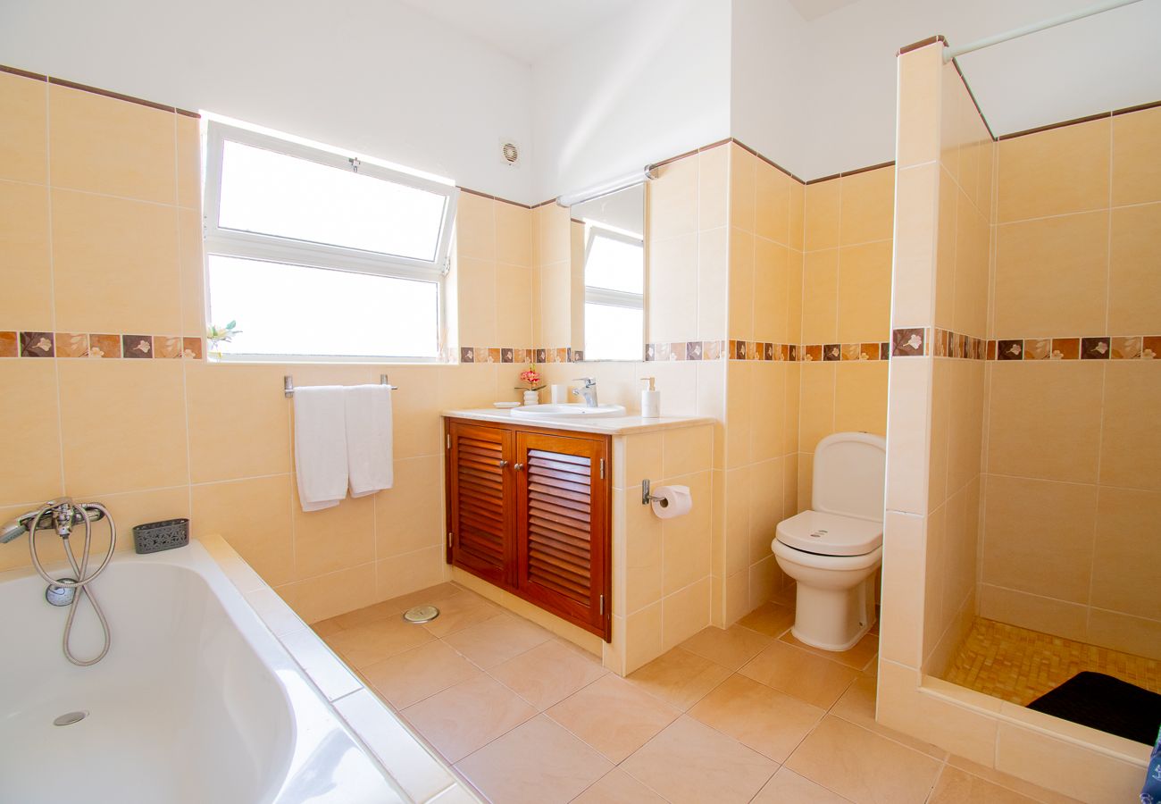 Villa em Carvoeiro -  Montenegro Superbly Located Family Vila With Game Room & Pool 