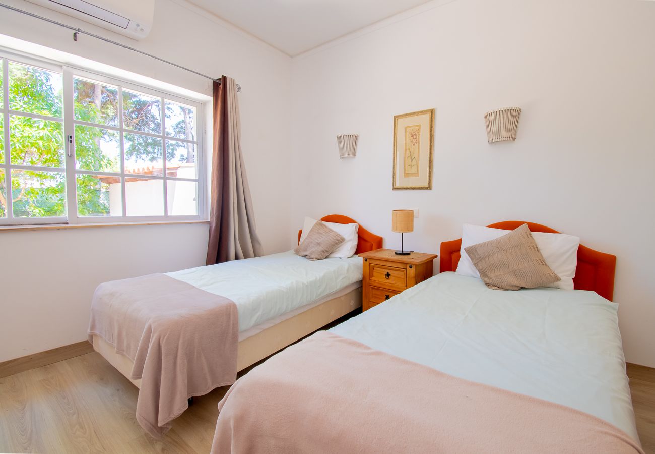 Villa em Carvoeiro -  Montenegro Superbly Located Family Vila With Game Room & Pool 