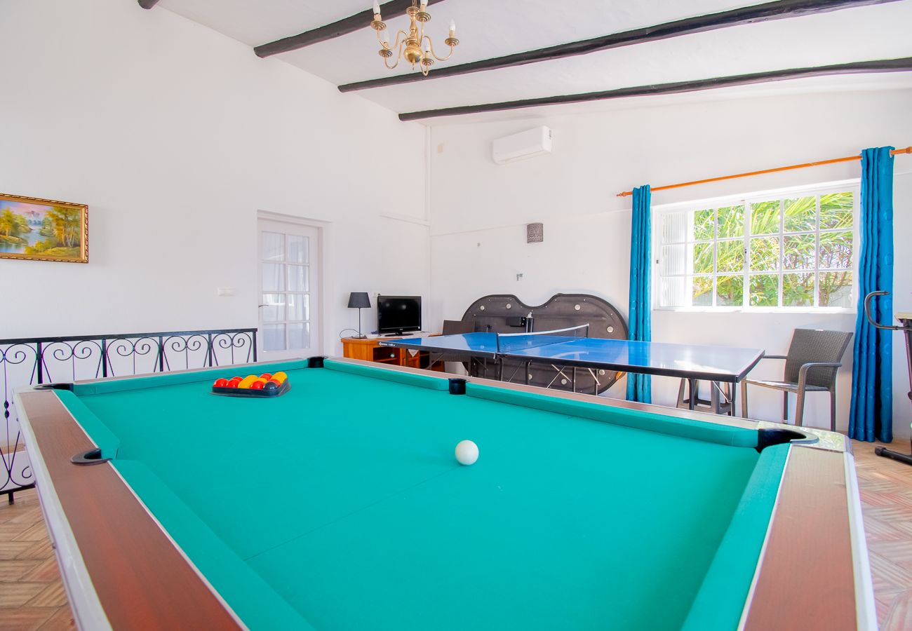 Villa em Carvoeiro -  Montenegro Superbly Located Family Vila With Game Room & Pool 