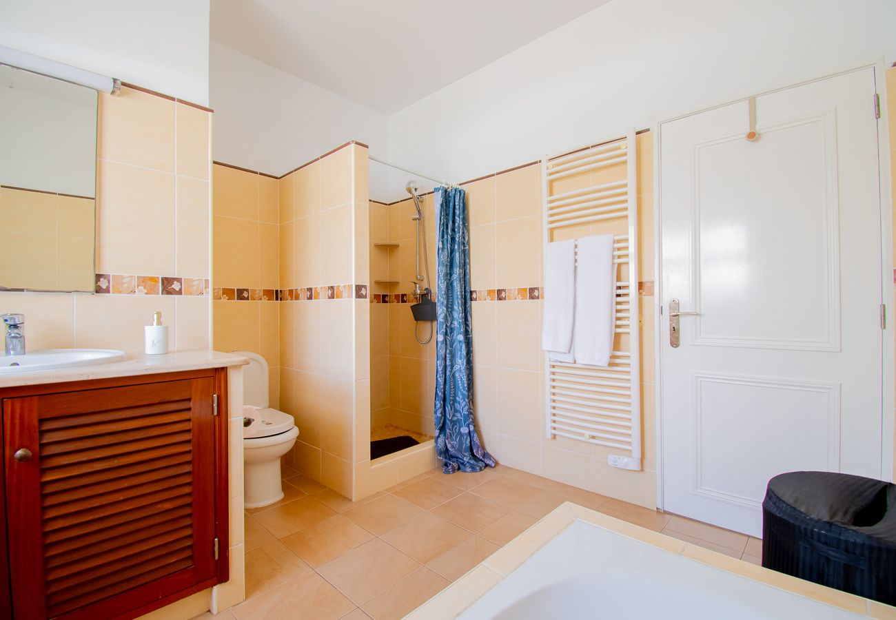 Villa em Carvoeiro -  Montenegro Superbly Located Family Vila With Game Room & Pool 