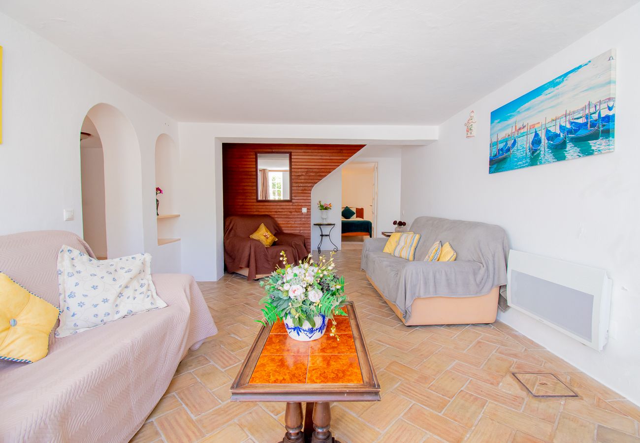 Villa em Carvoeiro -  Montenegro Superbly Located Family Vila With Game Room & Pool 