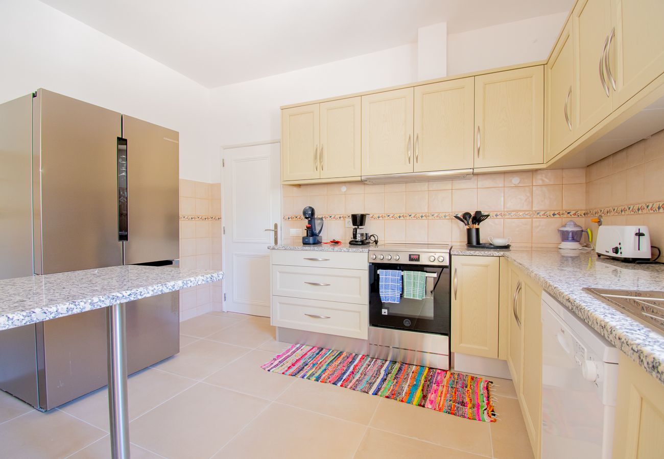 Villa em Carvoeiro -  Montenegro Superbly Located Family Vila With Game Room & Pool 