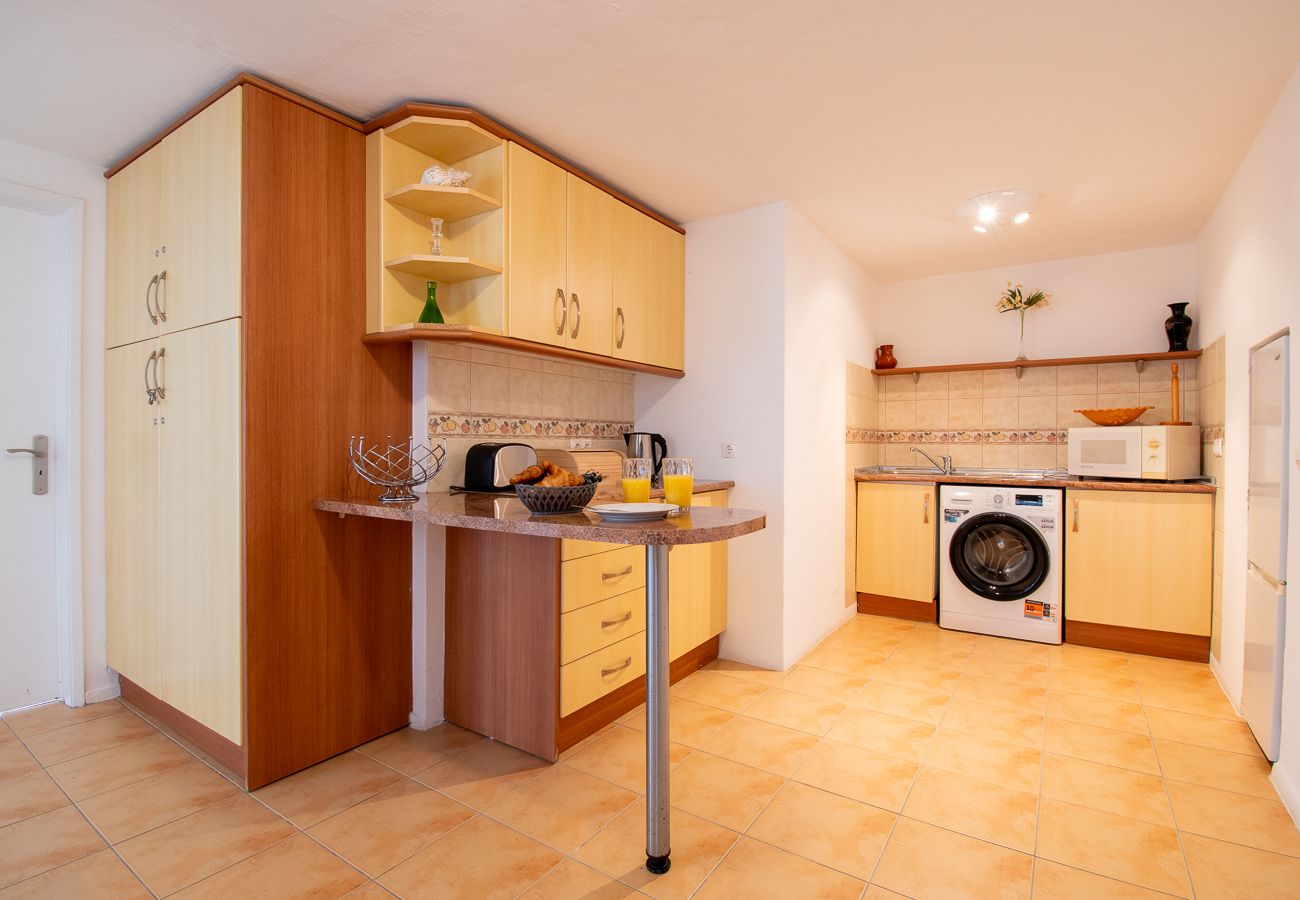 Villa em Carvoeiro -  Montenegro Superbly Located Family Vila With Game Room & Pool 