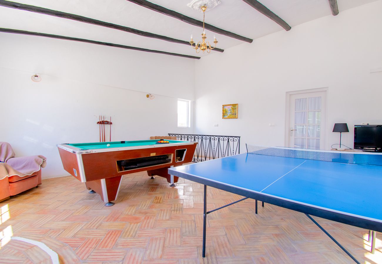 Villa em Carvoeiro -  Montenegro Superbly Located Family Vila With Game Room & Pool 