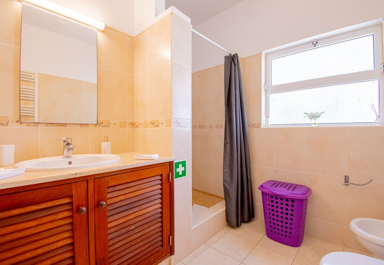 Villa em Carvoeiro -  Montenegro Superbly Located Family Vila With Game Room & Pool 