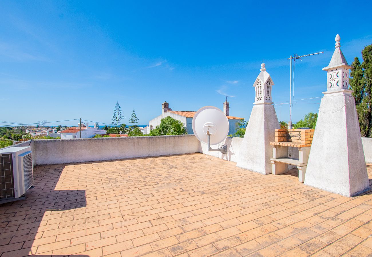 Villa em Carvoeiro -  Montenegro Superbly Located Family Vila With Game Room & Pool 