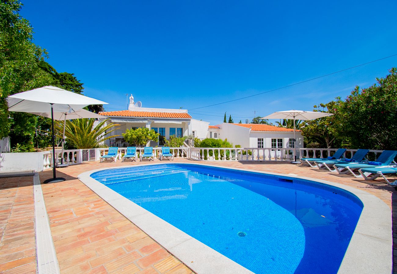 Villa em Carvoeiro -  Montenegro Superbly Located Family Vila With Game Room & Pool 
