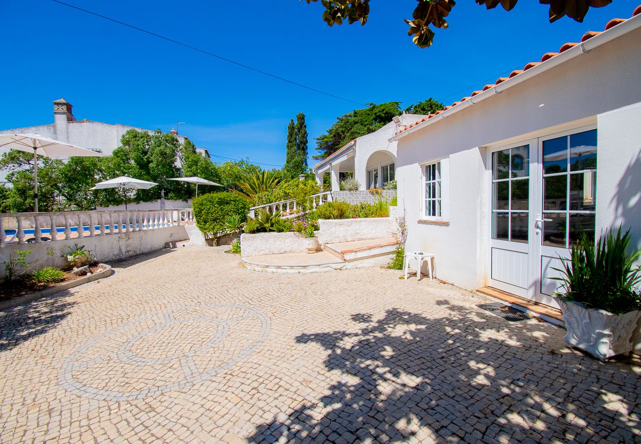 Villa em Carvoeiro -  Montenegro Superbly Located Family Vila With Game Room & Pool 