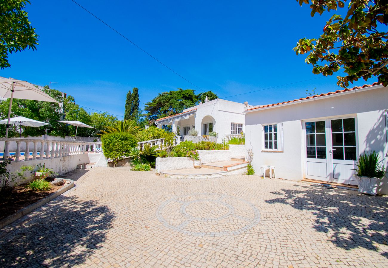 Villa em Carvoeiro -  Montenegro Superbly Located Family Vila With Game Room & Pool 