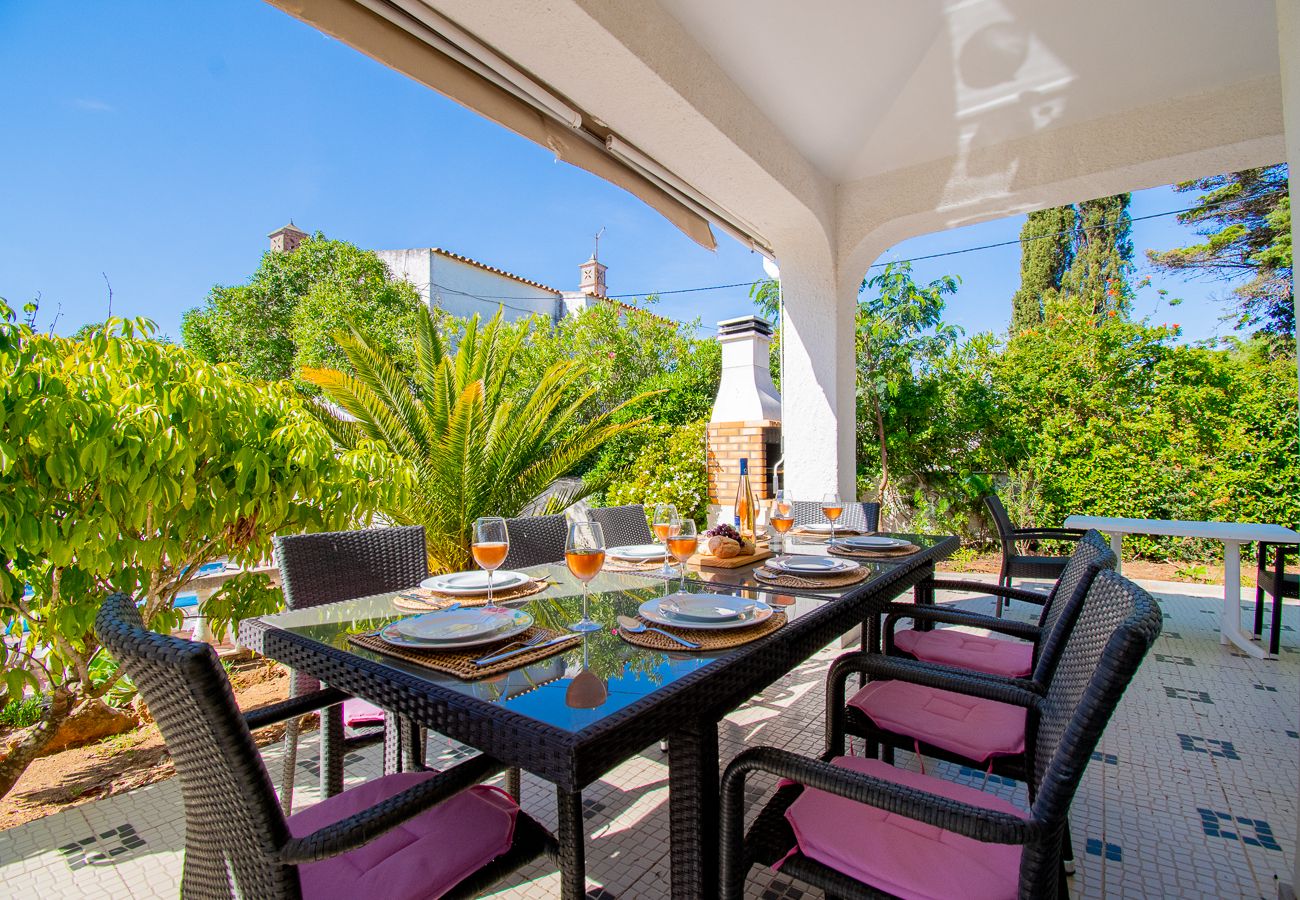 Villa em Carvoeiro -  Montenegro Superbly Located Family Vila With Game Room & Pool 