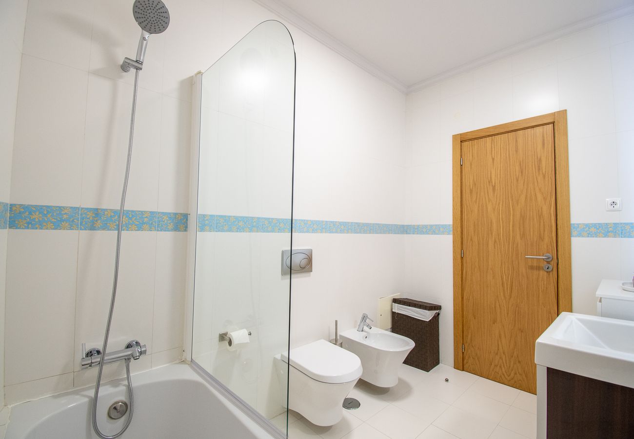 Apartamento em Carvoeiro - Apt Q Stylish 2 Bedroom Apartment in the Heart of Carvoeiro with Parking