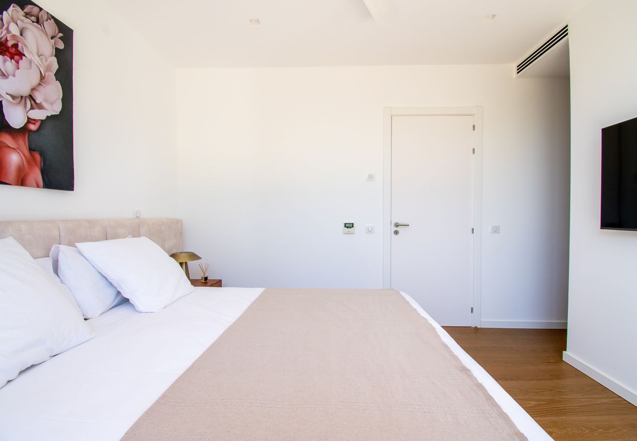 Villa em Carvoeiro - Villa Cactus, modern villa with two private swimming pools walking distance to the beach