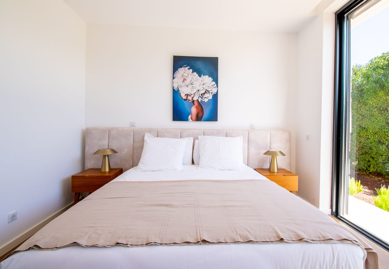 Villa em Carvoeiro - Villa Cactus, modern villa with two private swimming pools walking distance to the beach