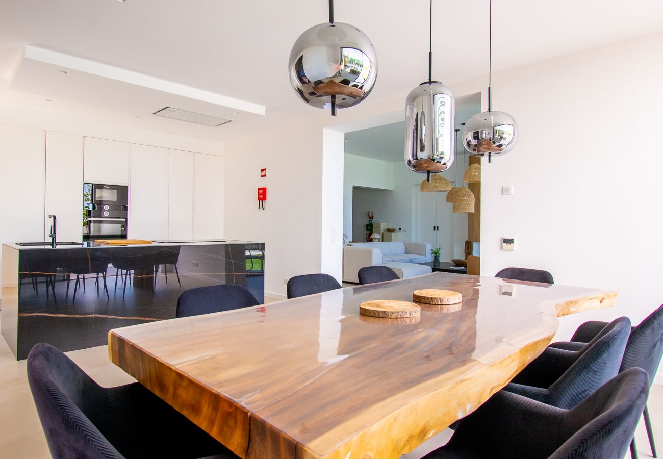 Villa em Carvoeiro - Villa Cactus, modern villa with two private swimming pools walking distance to the beach