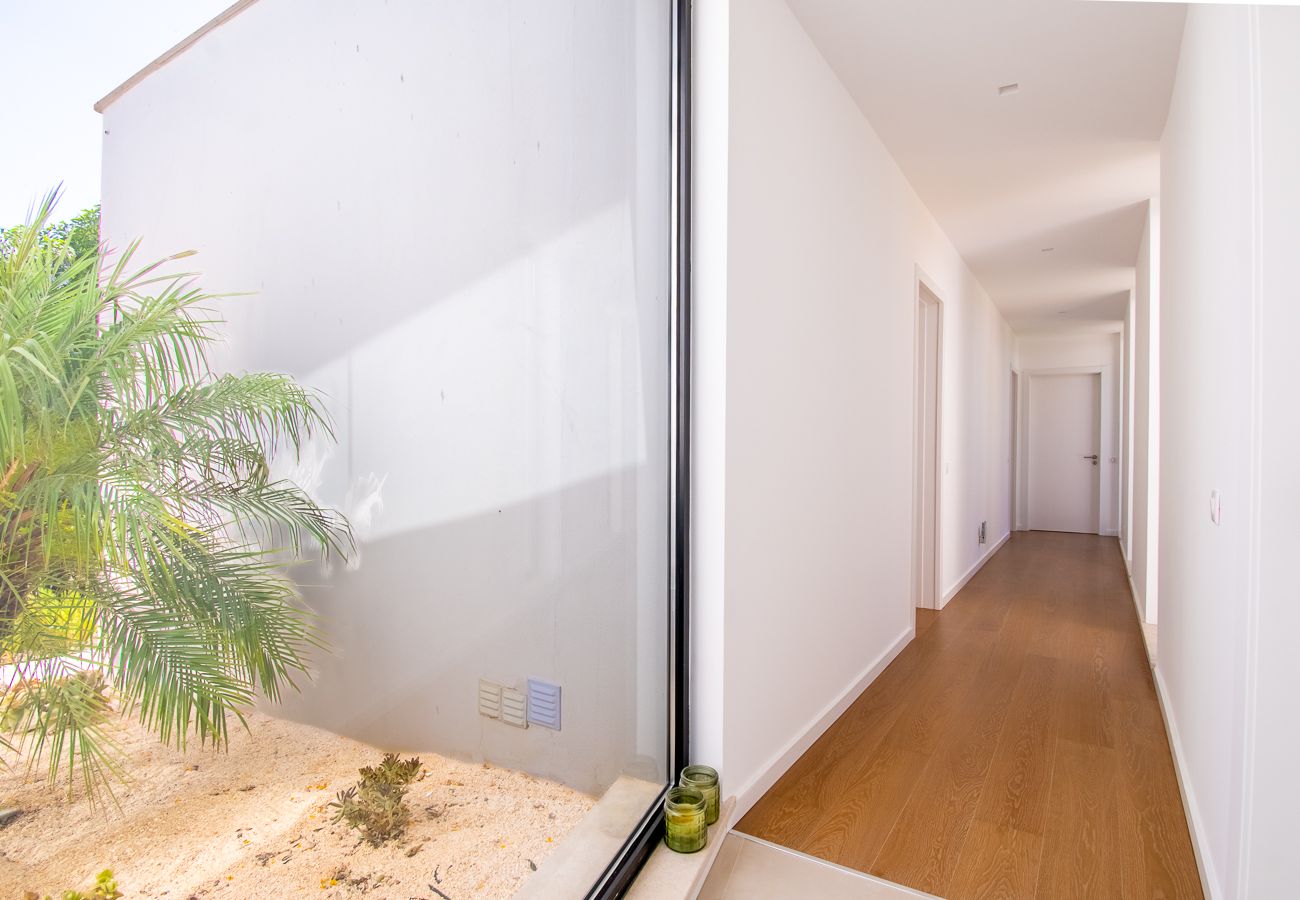 Villa em Carvoeiro - Villa Cactus, modern villa with two private swimming pools walking distance to the beach