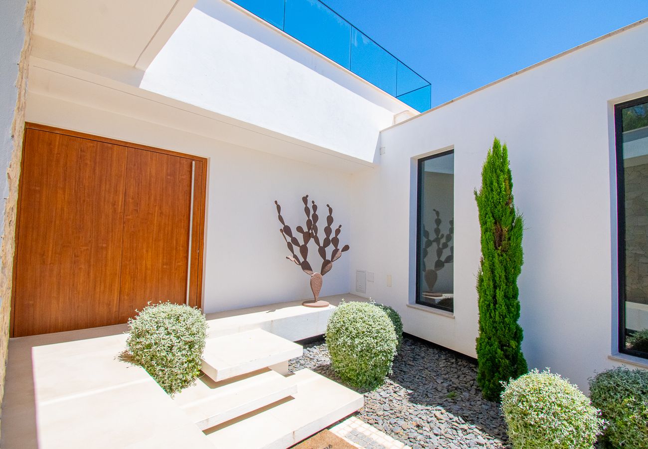 Villa em Carvoeiro - Villa Cactus, modern villa with two private swimming pools walking distance to the beach