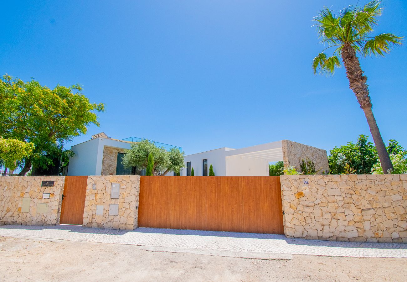 Villa em Carvoeiro - Villa Cactus, modern villa with two private swimming pools walking distance to the beach