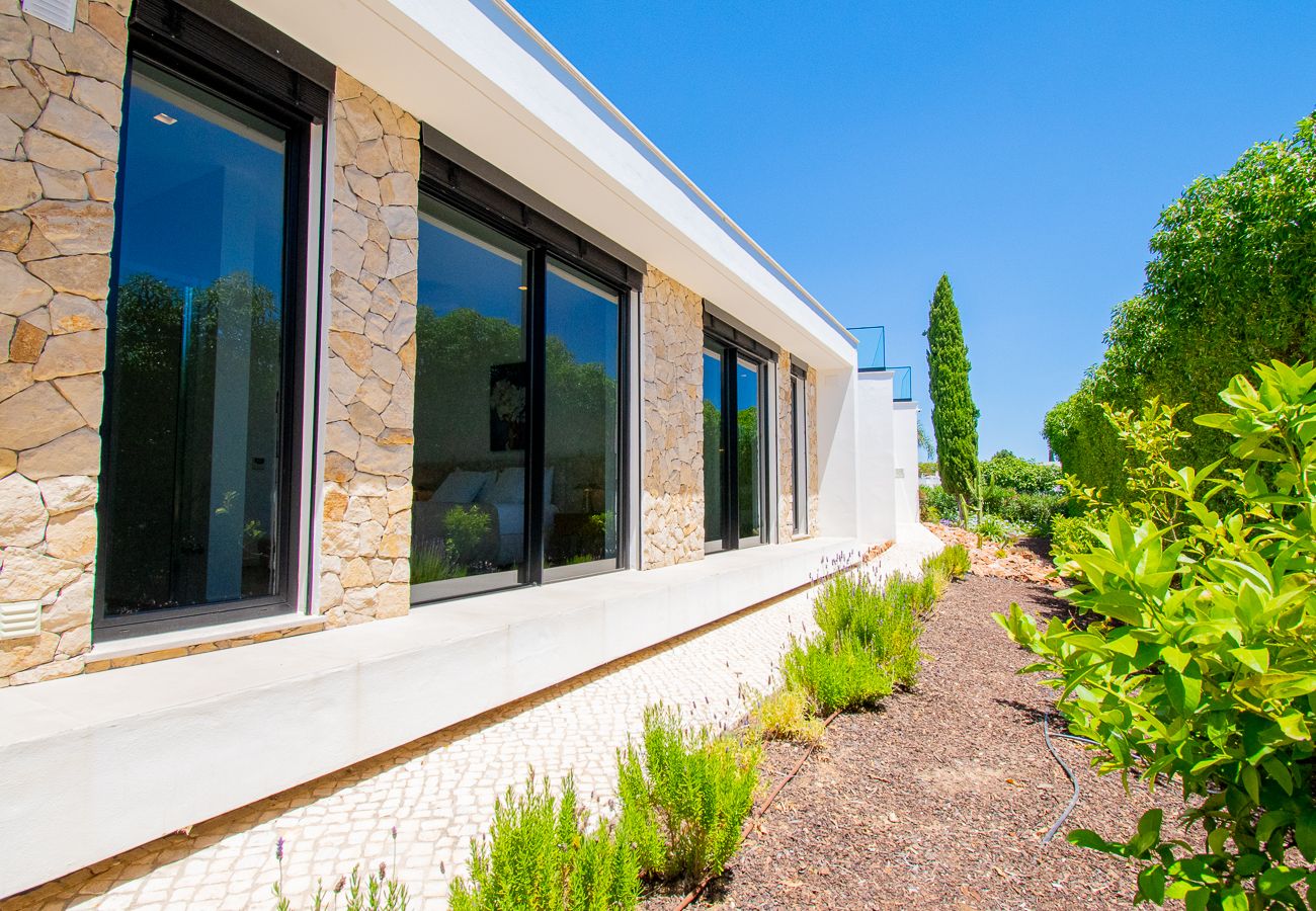 Villa em Carvoeiro - Villa Cactus, modern villa with two private swimming pools walking distance to the beach