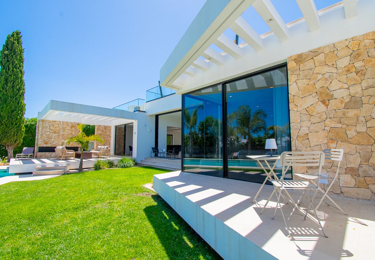 Villa em Carvoeiro - Villa Cactus, modern villa with two private swimming pools walking distance to the beach