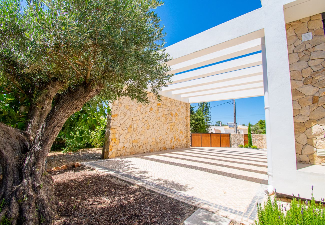 Villa em Carvoeiro - Villa Cactus, modern villa with two private swimming pools walking distance to the beach