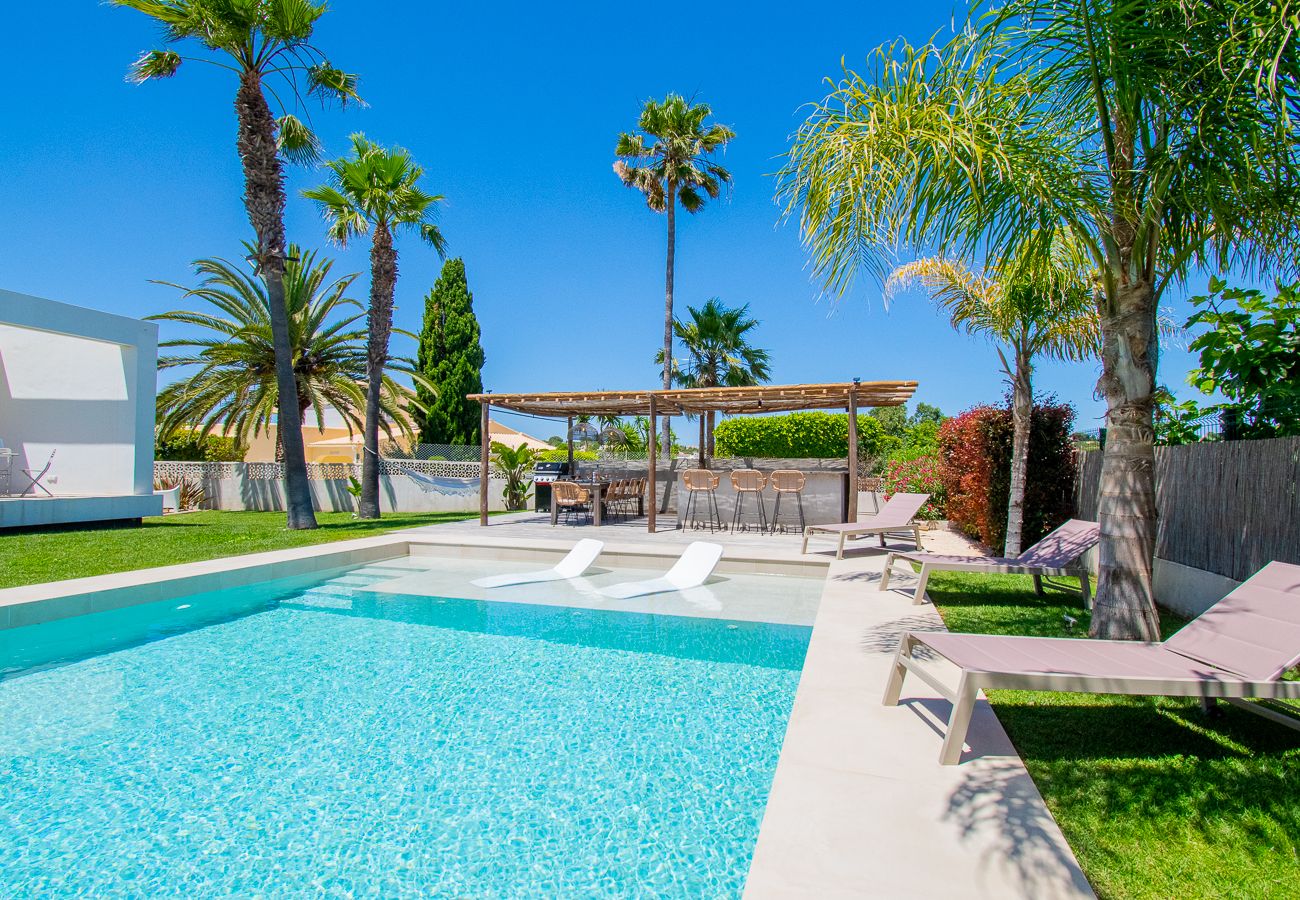Villa em Carvoeiro - Villa Cactus, modern villa with two private swimming pools walking distance to the beach