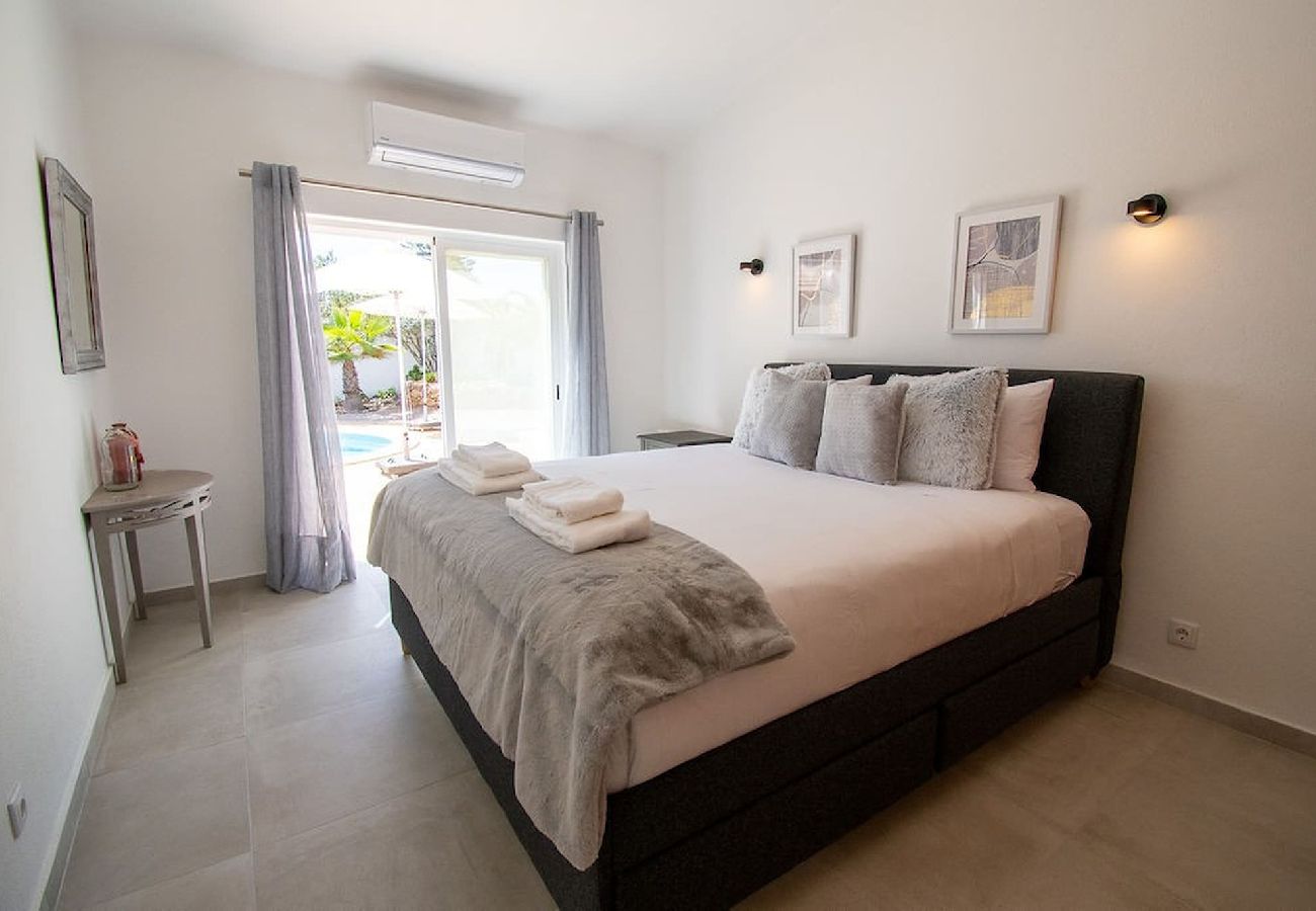 Villa in Carvoeiro - Vivenda Pomba Beautifully renovated with heated pool! 