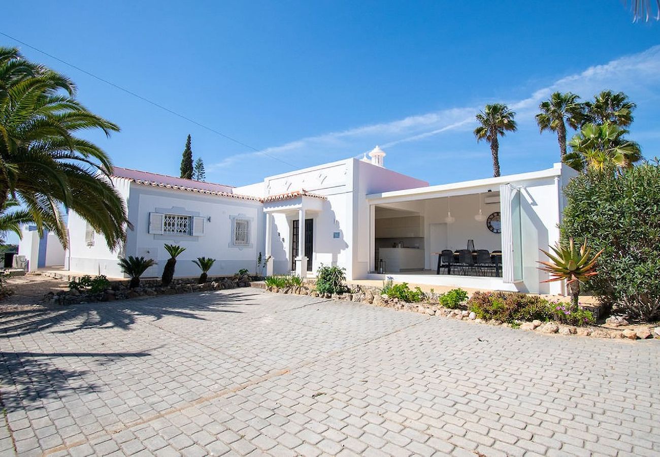 Villa in Carvoeiro - Vivenda Pomba Beautifully renovated with heated pool! 