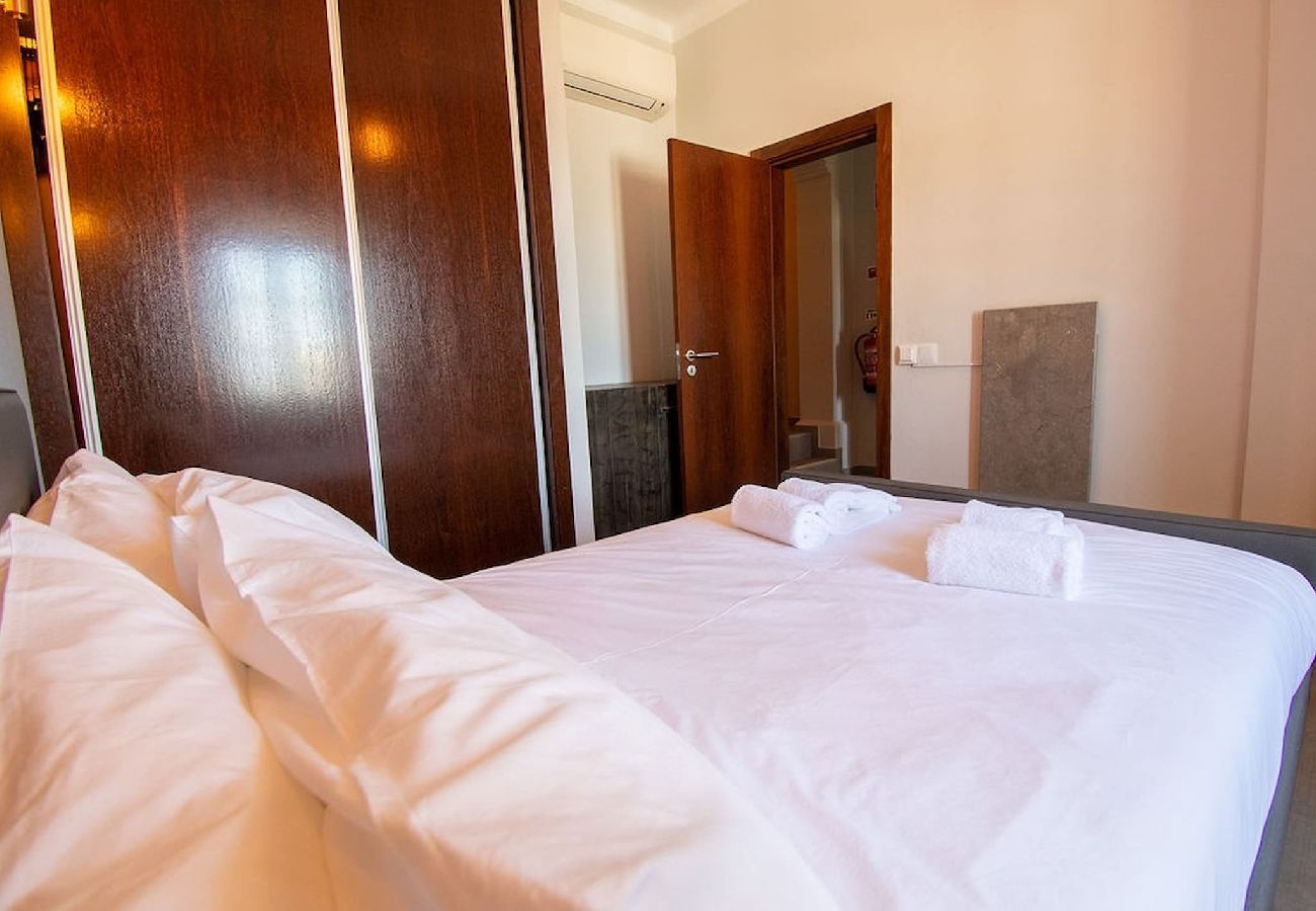 House in Carvoeiro - 12A Modernised yet traditional house in centre of Carvoeiro with sea view