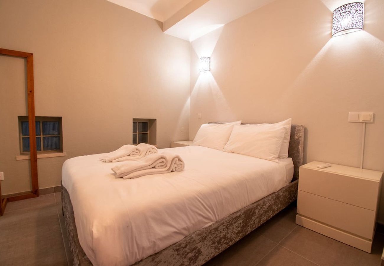 House in Carvoeiro - 12A Modernised yet traditional house in centre of Carvoeiro with sea view