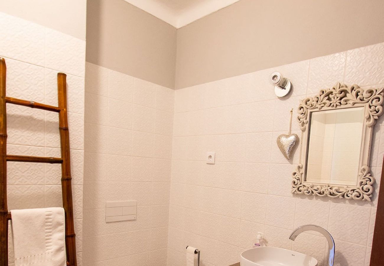 House in Carvoeiro - 12A Modernised yet traditional house in centre of Carvoeiro with sea view