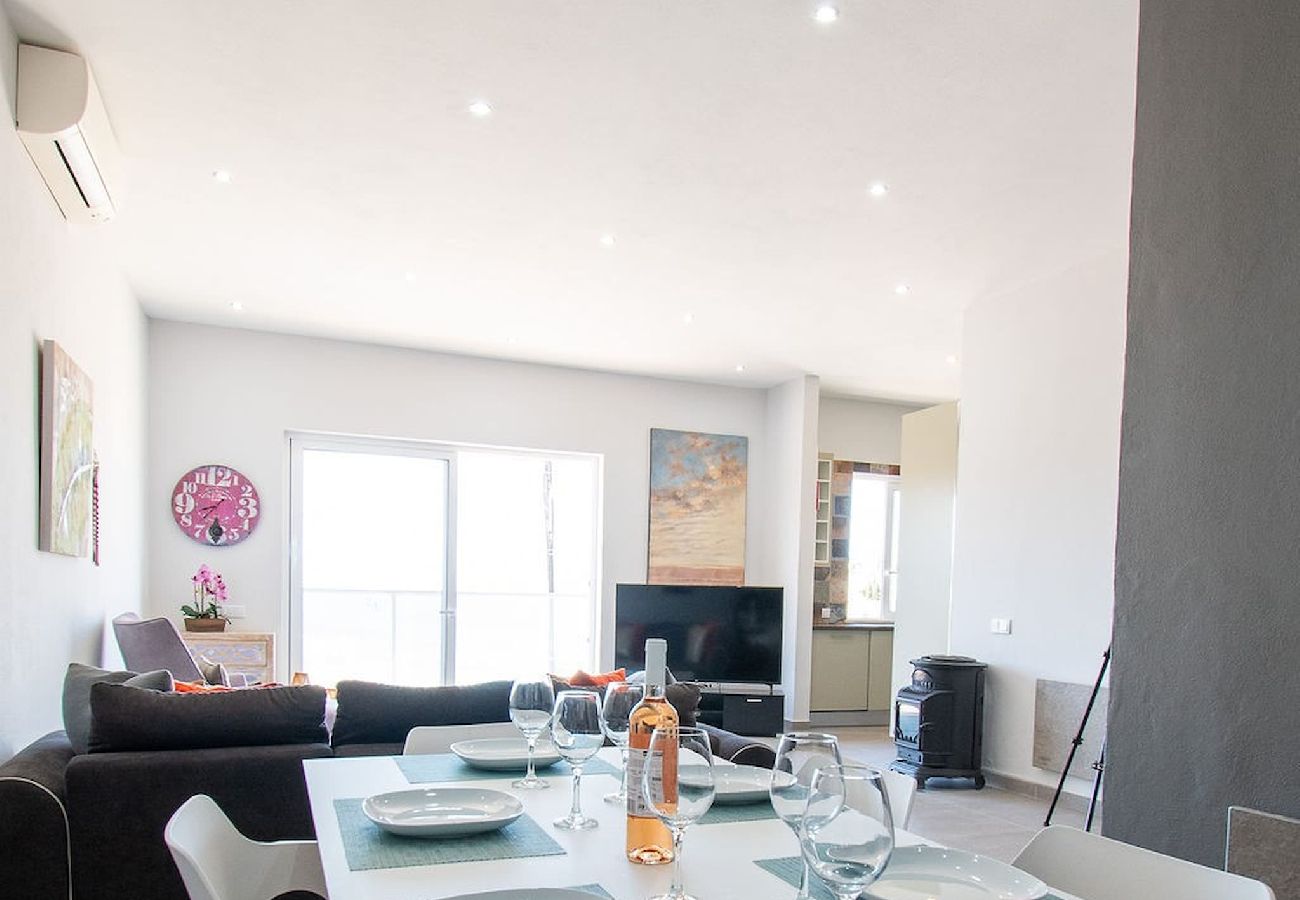 House in Carvoeiro - 12A Modernised yet traditional house in centre of Carvoeiro with sea view