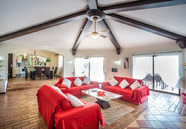 Villa in Carvoeiro - Casa Joy Spacious Villa With Private Pool & Game Room 